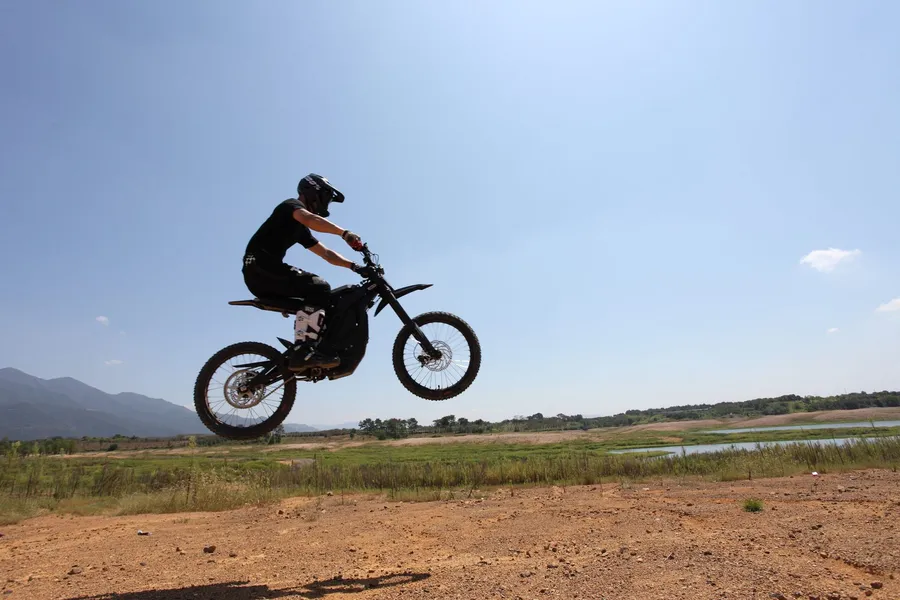 Doing jump on a e-bike