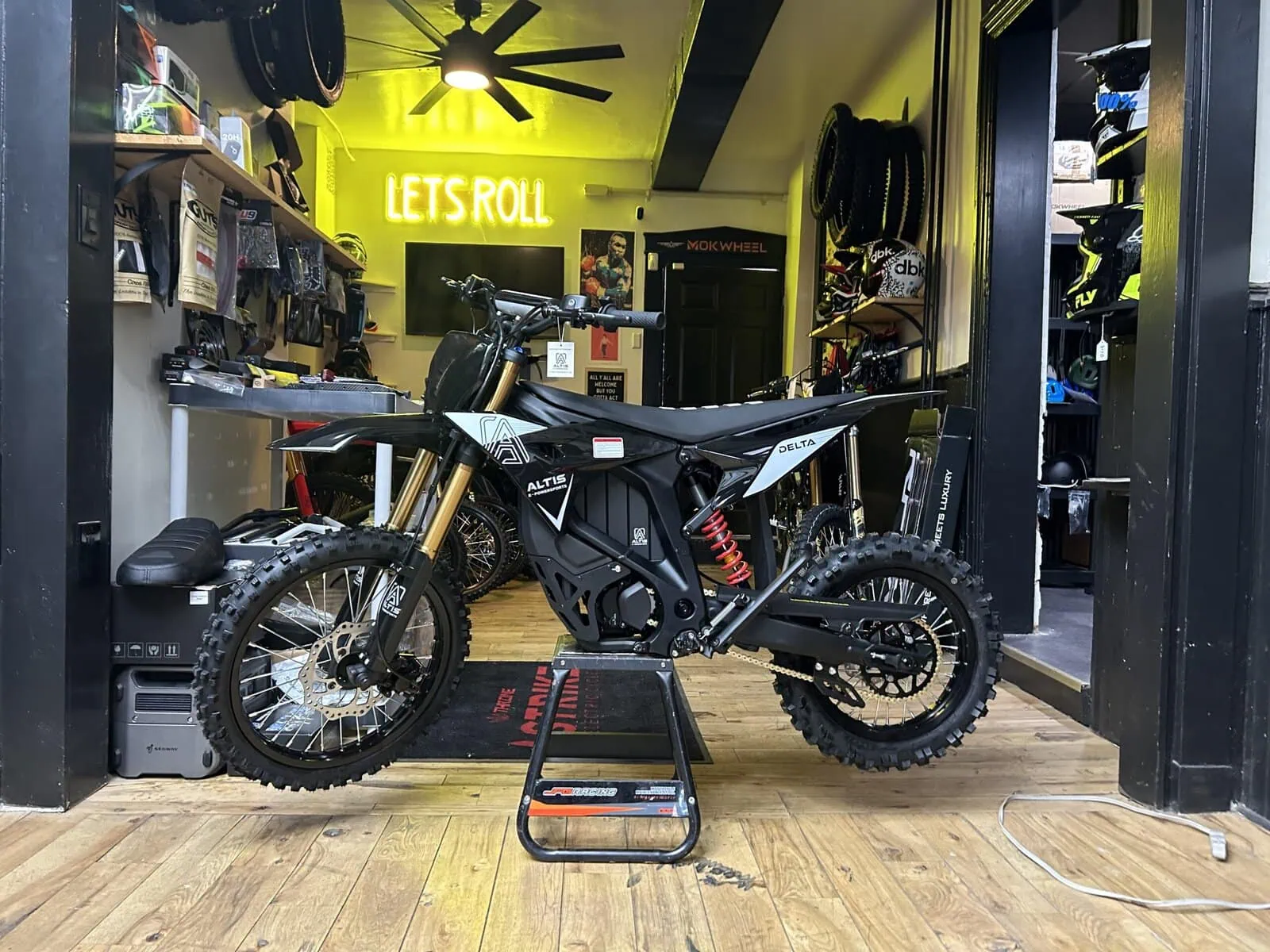 Black altis delta bike